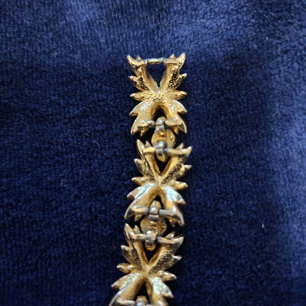Sarah Coventry Vintage Bracelet Gold Tone Floral Leaves Textured Links - Picture 11 of 12
